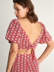 Κόκκινο κοντομάνικο cropped top με broderie λεπτομέρειες, τετράγωνη λαιμόκοψη και κλείσιμο με δέσιμο στο πίσω μέρος Attrattivo