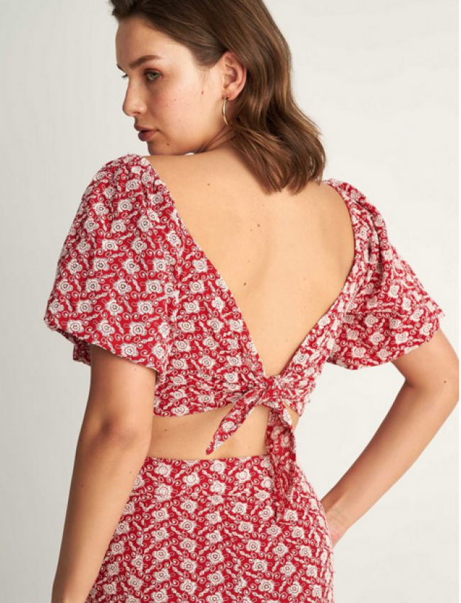 Κόκκινο κοντομάνικο cropped top με broderie λεπτομέρειες, τετράγωνη λαιμόκοψη και κλείσιμο με δέσιμο στο πίσω μέρος Attrattivo
