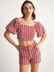 Κόκκινο κοντομάνικο cropped top με broderie λεπτομέρειες, τετράγωνη λαιμόκοψη και κλείσιμο με δέσιμο στο πίσω μέρος Attrattivo