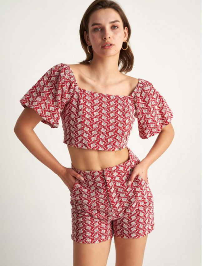 Κόκκινο κοντομάνικο cropped top με broderie λεπτομέρειες, τετράγωνη λαιμόκοψη και κλείσιμο με δέσιμο στο πίσω μέρος Attrattivo