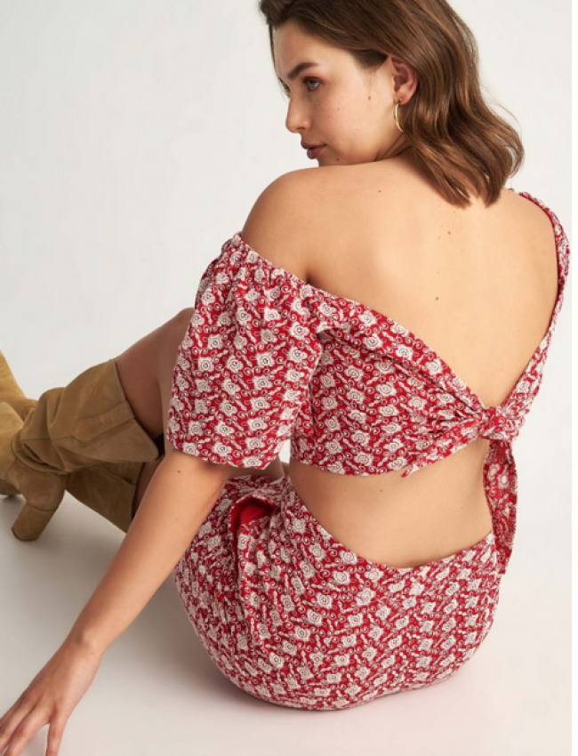 Κόκκινο κοντομάνικο cropped top με broderie λεπτομέρειες, τετράγωνη λαιμόκοψη και κλείσιμο με δέσιμο στο πίσω μέρος Attrattivo
