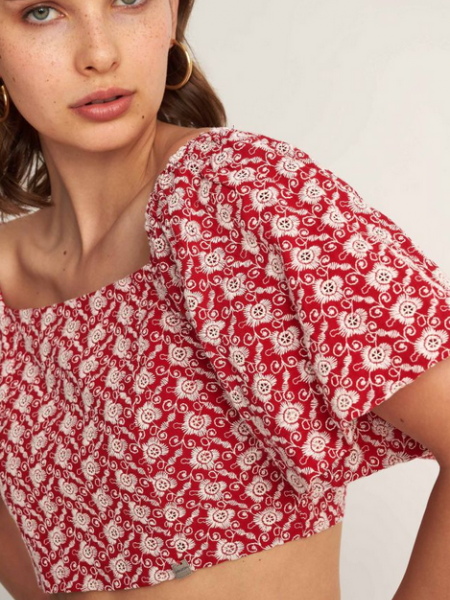 Κόκκινο κοντομάνικο cropped top με broderie λεπτομέρειες, τετράγωνη λαιμόκοψη και κλείσιμο με δέσιμο στο πίσω μέρος Attrattivo