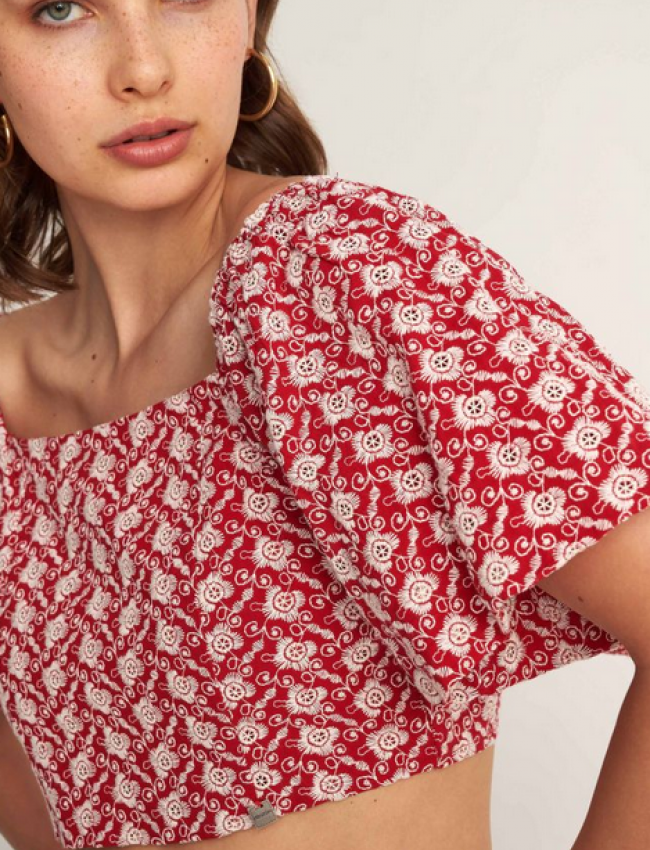 Κόκκινο κοντομάνικο cropped top με broderie λεπτομέρειες, τετράγωνη λαιμόκοψη και κλείσιμο με δέσιμο στο πίσω μέρος Attrattivo