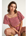 Κόκκινο κοντομάνικο cropped top με broderie λεπτομέρειες, τετράγωνη λαιμόκοψη και κλείσιμο με δέσιμο στο πίσω μέρος Attrattivo