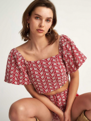 Κόκκινο κοντομάνικο cropped top με broderie λεπτομέρειες, τετράγωνη λαιμόκοψη και κλείσιμο με δέσιμο στο πίσω μέρος Attrattivo
