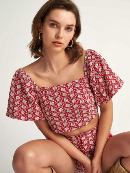 Κόκκινο κοντομάνικο cropped top με broderie λεπτομέρειες, τετράγωνη λαιμόκοψη και κλείσιμο με δέσιμο στο πίσω μέρος Attrattivo