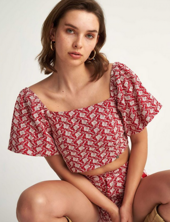 Κόκκινο κοντομάνικο cropped top με broderie λεπτομέρειες, τετράγωνη λαιμόκοψη και κλείσιμο με δέσιμο στο πίσω μέρος Attrattivo