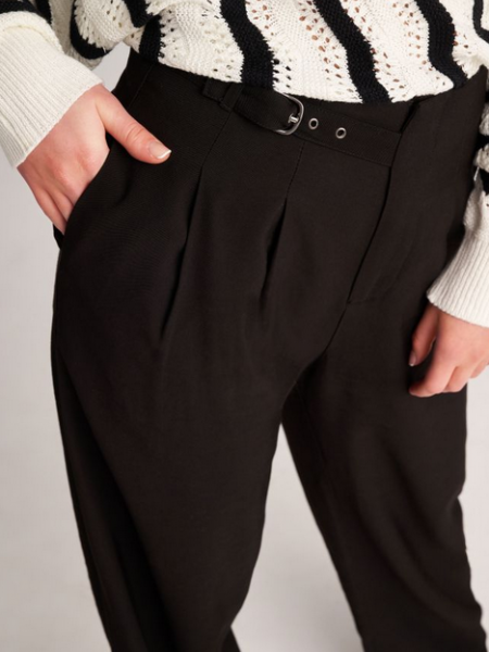 Μαύρη ψηλόμεση παντελόνα με πιέτες, πλαϊνές τσέπες και κλείσιμο με φερμουάρ και ζωνάκι Attrattivo