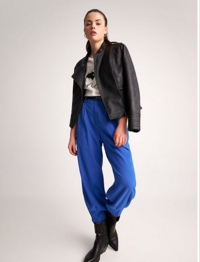 Μπλε ρουά υφασμάτινο παντελόνι slouchy-fit με λάστιχο στο πίσω μέρος, πλαϊνές τσέπες και αποσπώμενη ΄ζώνη Attrattivo