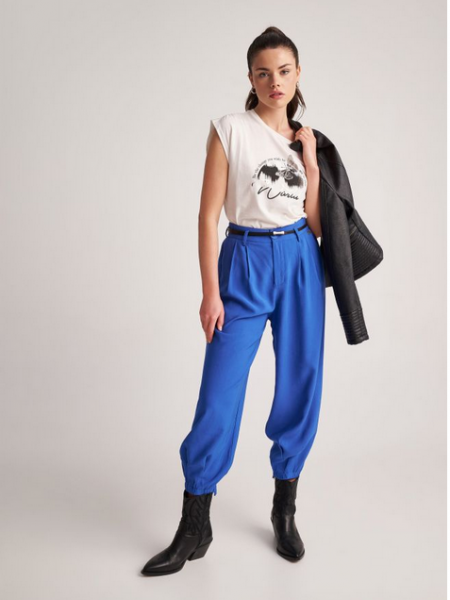 Μπλε ρουά υφασμάτινο παντελόνι slouchy-fit με λάστιχο στο πίσω μέρος, πλαϊνές τσέπες και αποσπώμενη ΄ζώνη Attrattivo
