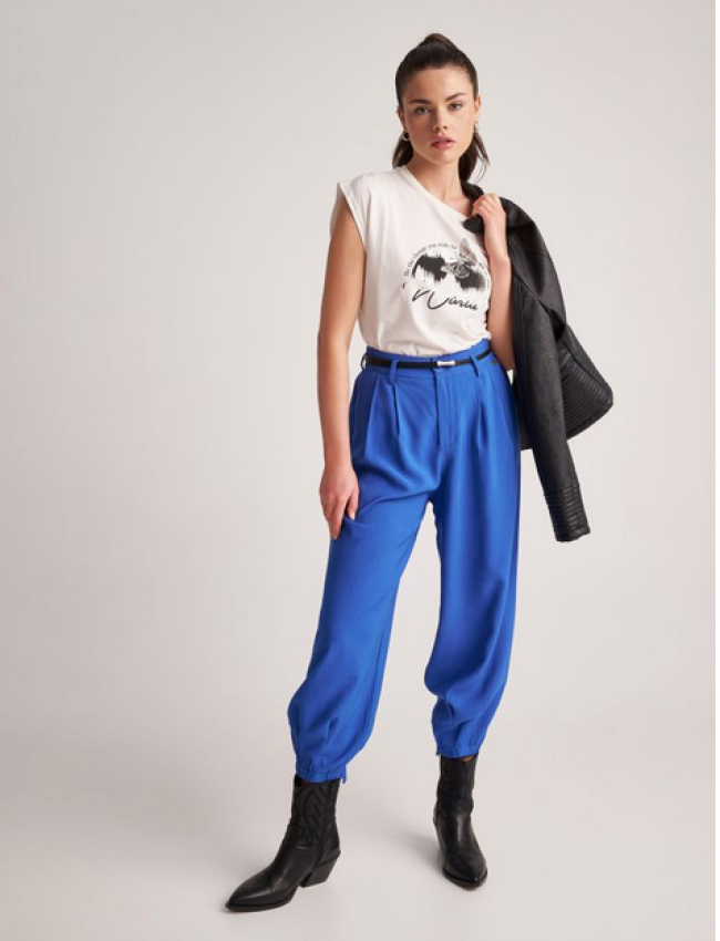 Μπλε ρουά υφασμάτινο παντελόνι slouchy-fit με λάστιχο στο πίσω μέρος, πλαϊνές τσέπες και αποσπώμενη ΄ζώνη Attrattivo