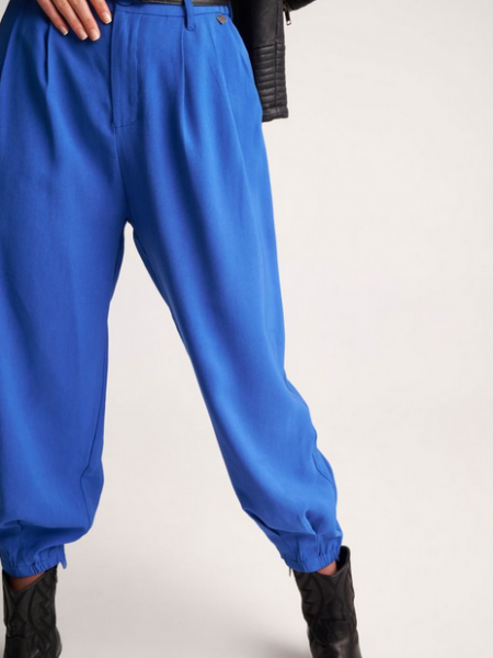 Μπλε ρουά υφασμάτινο παντελόνι slouchy-fit με λάστιχο στο πίσω μέρος, πλαϊνές τσέπες και αποσπώμενη ΄ζώνη Attrattivo