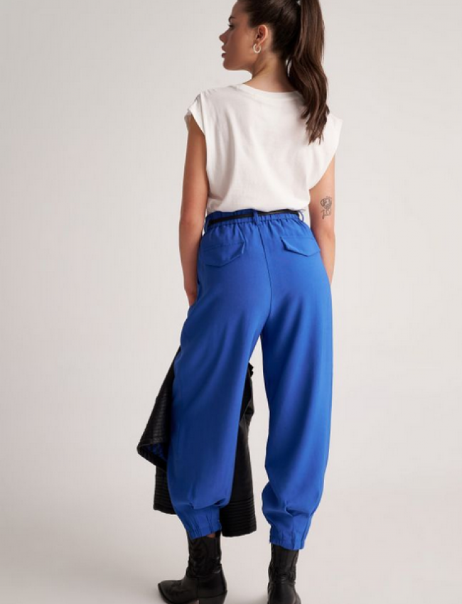 Μπλε ρουά υφασμάτινο παντελόνι slouchy-fit με λάστιχο στο πίσω μέρος, πλαϊνές τσέπες και αποσπώμενη ΄ζώνη Attrattivo