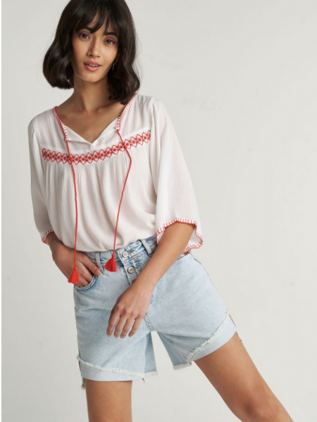 Light blue jean ψηλόμεσο σορτς  με ασύμμετρο τελείωμα και ξέφτια στο τελείωμα Attrattivo