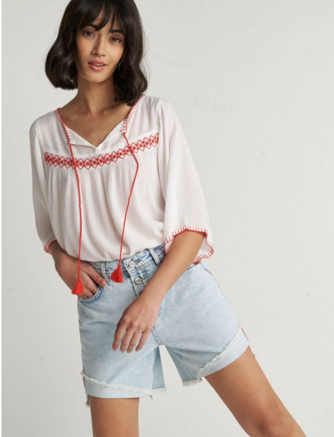 Light blue jean ψηλόμεσο σορτς  με ασύμμετρο τελείωμα και ξέφτια στο τελείωμα Attrattivo