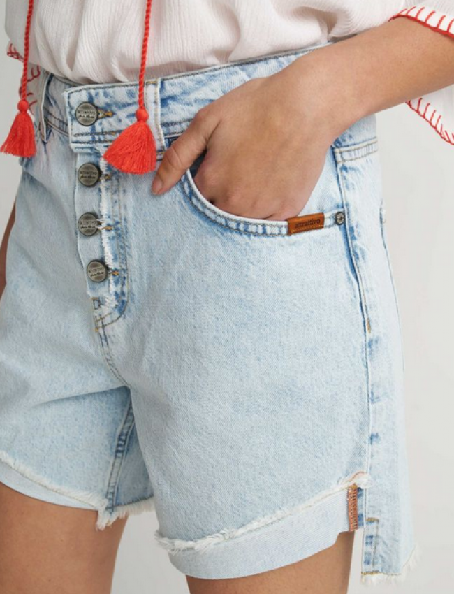Light blue jean ψηλόμεσο σορτς  με ασύμμετρο τελείωμα και ξέφτια στο τελείωμα Attrattivo