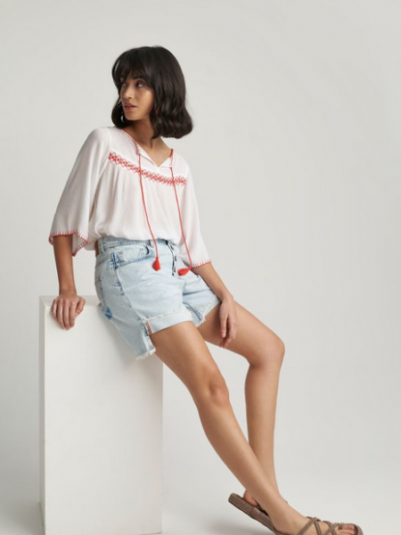 Light blue jean ψηλόμεσο σορτς  με ασύμμετρο τελείωμα και ξέφτια στο τελείωμα Attrattivo