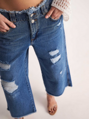 Blue jean cropped παντελόνι με σκισίματα και ξέφτια στο τελείωμα και στο ζωνάκι Attrattivo