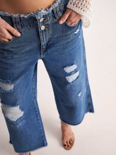 Blue jean cropped παντελόνι με σκισίματα και ξέφτια στο τελείωμα και στο ζωνάκι Attrattivo