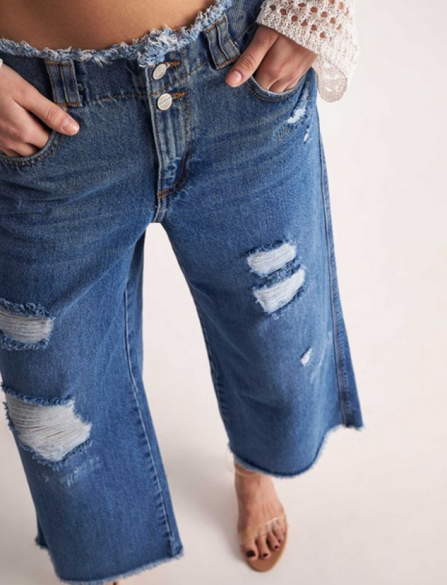 Blue jean cropped παντελόνι με σκισίματα και ξέφτια στο τελείωμα και στο ζωνάκι Attrattivo