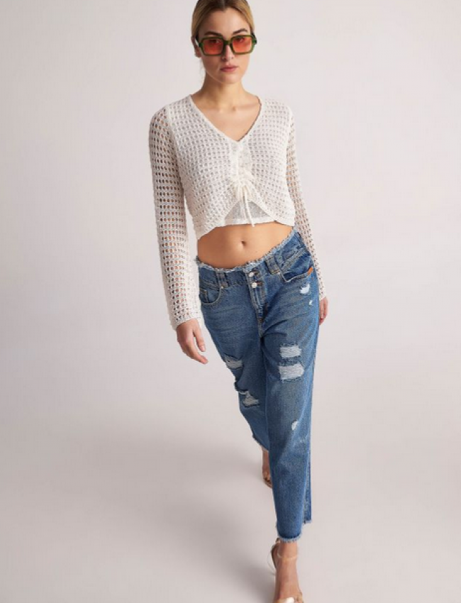 Blue jean cropped παντελόνι με σκισίματα και ξέφτια στο τελείωμα και στο ζωνάκι Attrattivo