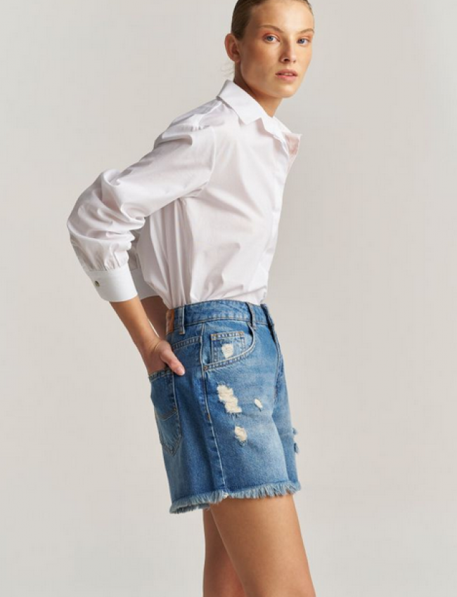 Blue jean ψηλόμεσο σορτς με ξέφτια στο τελείωμα Attrattivo