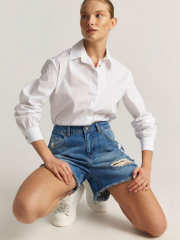 Blue jean ψηλόμεσο σορτς με ξέφτια στο τελείωμα Attrattivo