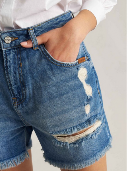 Blue jean ψηλόμεσο σορτς με ξέφτια στο τελείωμα Attrattivo