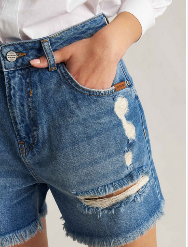 Blue jean ψηλόμεσο σορτς με ξέφτια στο τελείωμα Attrattivo