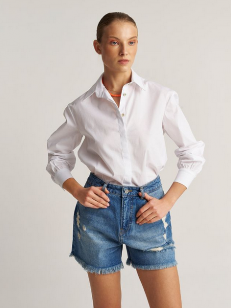 Blue jean ψηλόμεσο σορτς με ξέφτια στο τελείωμα Attrattivo