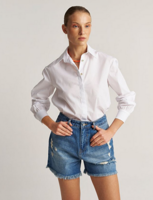 Blue jean ψηλόμεσο σορτς με ξέφτια στο τελείωμα Attrattivo