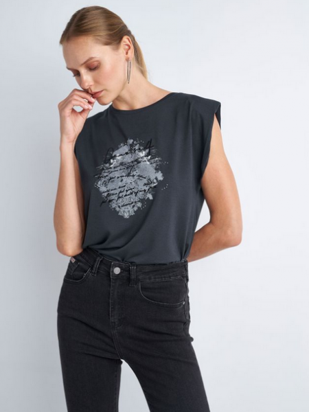 Γκρι αμάνικη μπλούζα σε τετράγωνη γραμμή, με στρογγυλή λαιμόκοψη, μικρές βάτες στους ώμους και μπροστινό τύπωμα με ανάγλυφα γράμματα και τρουκς Attrattivo