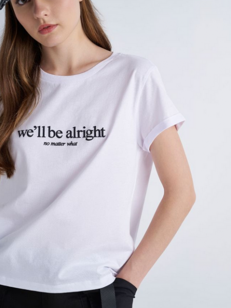 Λευκό κοντομάνικο βαμβακερό t-shirt σε ίσια γραμμή, με στρογγυλή λαιμόκοψη και ανάγλυφο τύπωμα <<we'll be alright no matter what>> Attrattivo