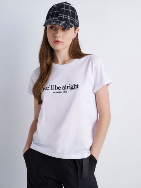 Λευκό κοντομάνικο βαμβακερό t-shirt σε ίσια γραμμή, με στρογγυλή λαιμόκοψη και ανάγλυφο τύπωμα <<we'll be alright no matter what>> Attrattivo