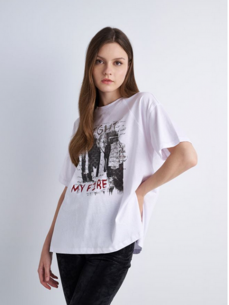 Λευκό oversized κοντομάνικο βαμβακερό t-shirt με στρογγυλή λαιμόκοψη, μεγάλα ανοίγματα στο πλάι και μπροστινό τύπωμα << light my fire>> Attrattivo