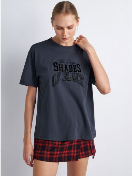 Γκρι κοντομάνικο βαμβακερό t-shirt σε ίσια γραμμή με στρογγυλή λαιμόκοψη και ανάγλυφο τύπωμα <<the deep shades of black>> Attrattivo