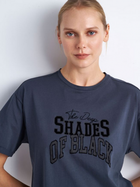 Γκρι κοντομάνικο βαμβακερό t-shirt σε ίσια γραμμή με στρογγυλή λαιμόκοψη και ανάγλυφο τύπωμα <<the deep shades of black>> Attrattivo