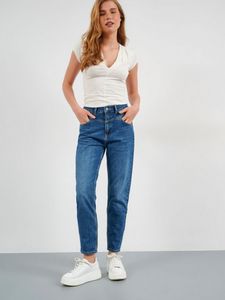 Blue jean ψηλόμεσο mom's fit jean παντελόνι με μπροστινές στρογγυλεμένες τσέπες, διακοσμητικές ραφές και τετράγωνες πίσω τσέπες Attrattivo