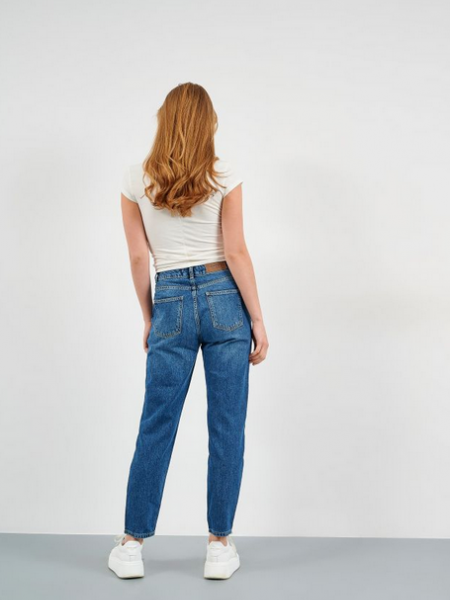 Blue jean ψηλόμεσο mom's fit jean παντελόνι με μπροστινές στρογγυλεμένες τσέπες, διακοσμητικές ραφές και τετράγωνες πίσω τσέπες Attrattivo