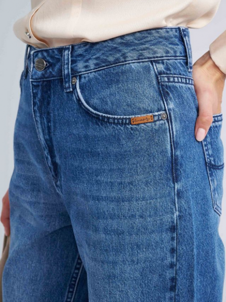 Blue jean ψηλόμεσο ξεβαμμένο jean mom's fit παντελόνι με τετράγωνες τσέπες πίσω Attrattivo