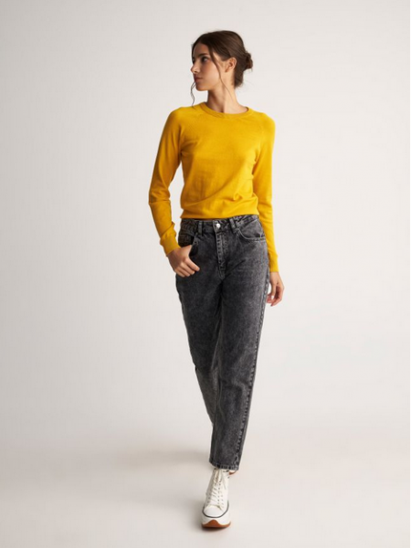 Μαύρο ψηλόμεσο ξεβαμμένο jean mom's fit παντελόνι με τετράγωνες τσέπες πίσω Attrattivo