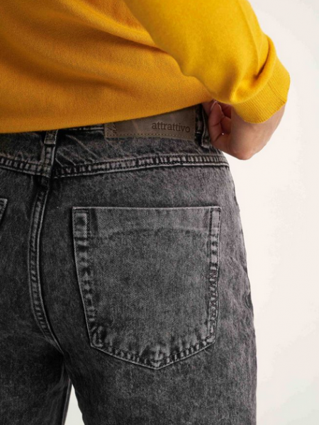 Μαύρο ψηλόμεσο ξεβαμμένο jean mom's fit παντελόνι με τετράγωνες τσέπες πίσω Attrattivo