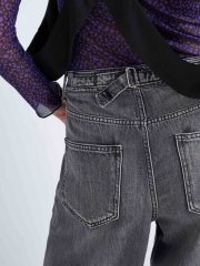 Γκρι ξεβαμμένο jean παντελόνι boyfriend fit με ιδιαίτερα γαζιά, ρυθμιζόμενο ζωνάκι στην μέση και ανάγλυφο τύπωμα "be kind"  Attrattivo