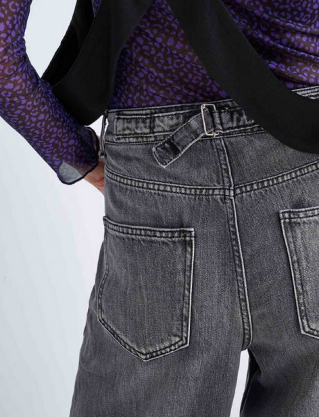 Γκρι ξεβαμμένο jean παντελόνι boyfriend fit με ιδιαίτερα γαζιά, ρυθμιζόμενο ζωνάκι στην μέση και ανάγλυφο τύπωμα "be kind"  Attrattivo