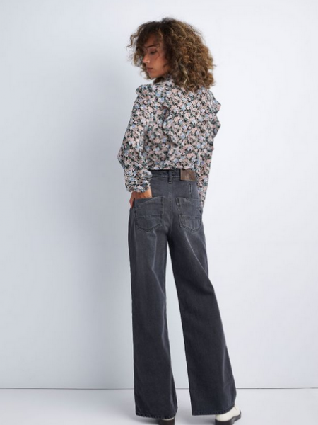 Γκρι ψηλόμεσο wide leg jean παντελόνι με διακοσμητικές ραφές, στρογγυλεμένες πλαϊνές τσέπες στην πίσω πλευρά Attrattivo 