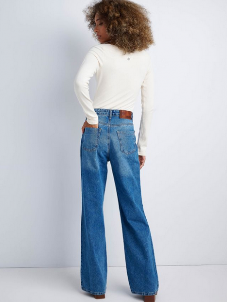 Blue jean ψηλόμεσο wide leg παντελόνι με μπροστινές στρογγυλεμένες τσέπες και τετράγωνες πίσω Attrattivo