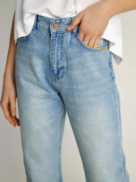 Light Blue high-waisted cropped jean παντελόνι σε straight γραμμή και μικρό ξέφτι στο τελείωμα Attrattivo 