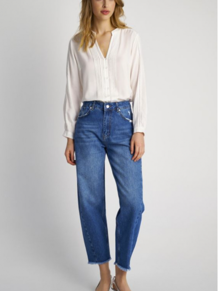 Blue high-waisted jean παντελόνι σε carrot γραμμή, με τετράγωνες τσέπες, πλάγιες διακοσμητικές ραφές και μικρό ξέφτι στο τελείωμα   Attrattivo 