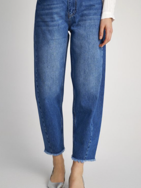 Blue high-waisted jean παντελόνι σε carrot γραμμή, με τετράγωνες τσέπες, πλάγιες διακοσμητικές ραφές και μικρό ξέφτι στο τελείωμα   Attrattivo 