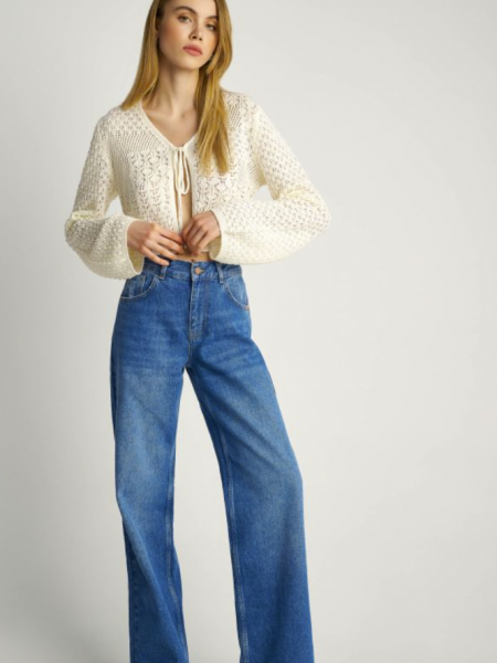Light Blue high-waisted jean παντελόνι σε wide leg γραμμή και μικρά ξεφτάκια στις στρογγυλεμένες μπροστινές τσέπες 